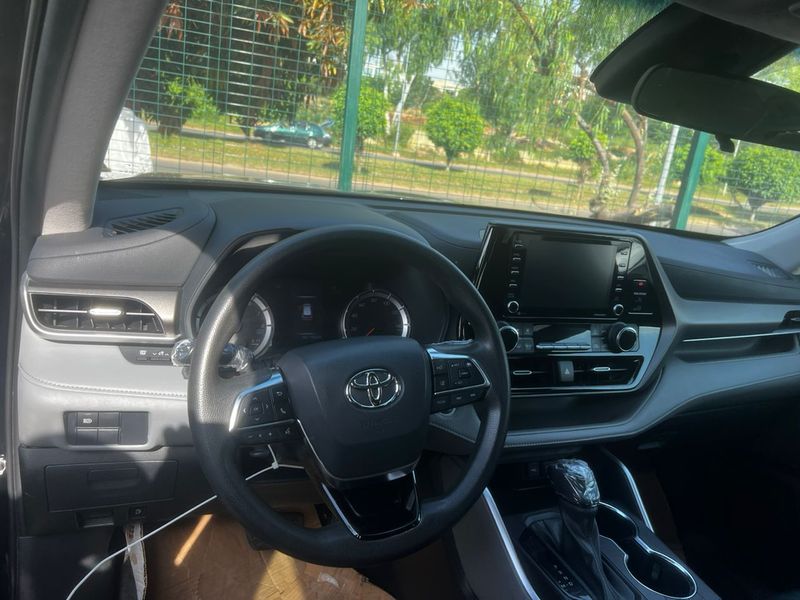 Thumbnail 3 of 2022 Toyota Highlander